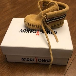 ON SALE Minnetonka baby booties moccasins NWB.